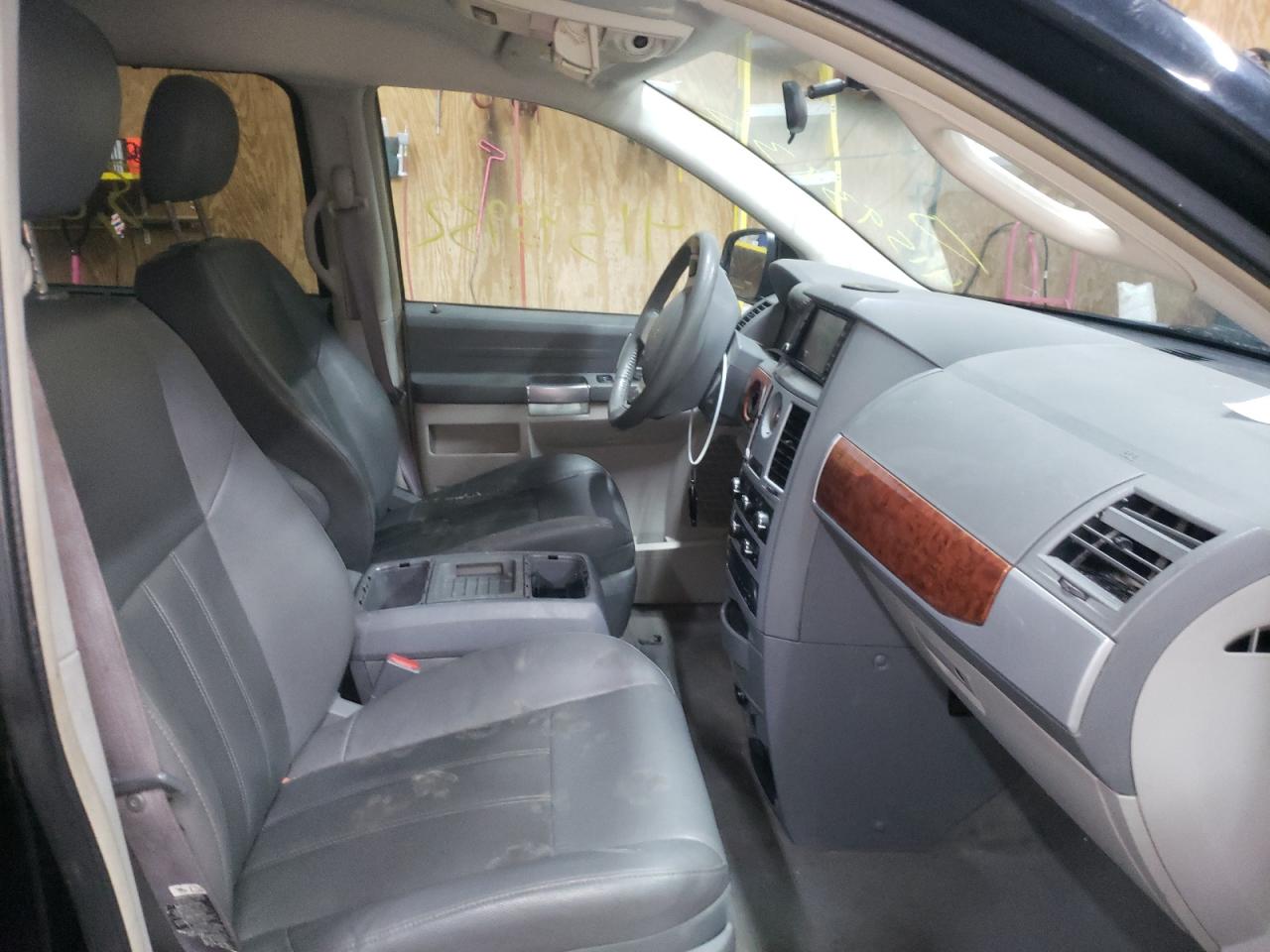 Photo 5 from auction – 2008 CHRYSLER TOWN & COU with VIN 2A8HR54P28R766996