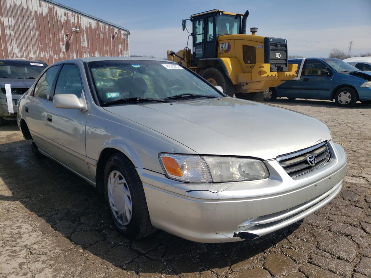 TOYOTA CAMRY CE 2000 with VIN 4T1BG22K2YU692986 - Photo from auction
