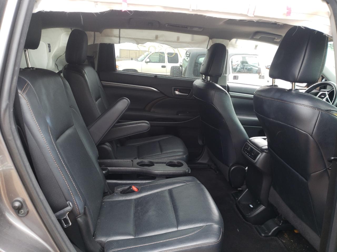Photo 6 from auction – 2018 TOYOTA HIGHLANDER with VIN 5TDYZRFH4JS279767