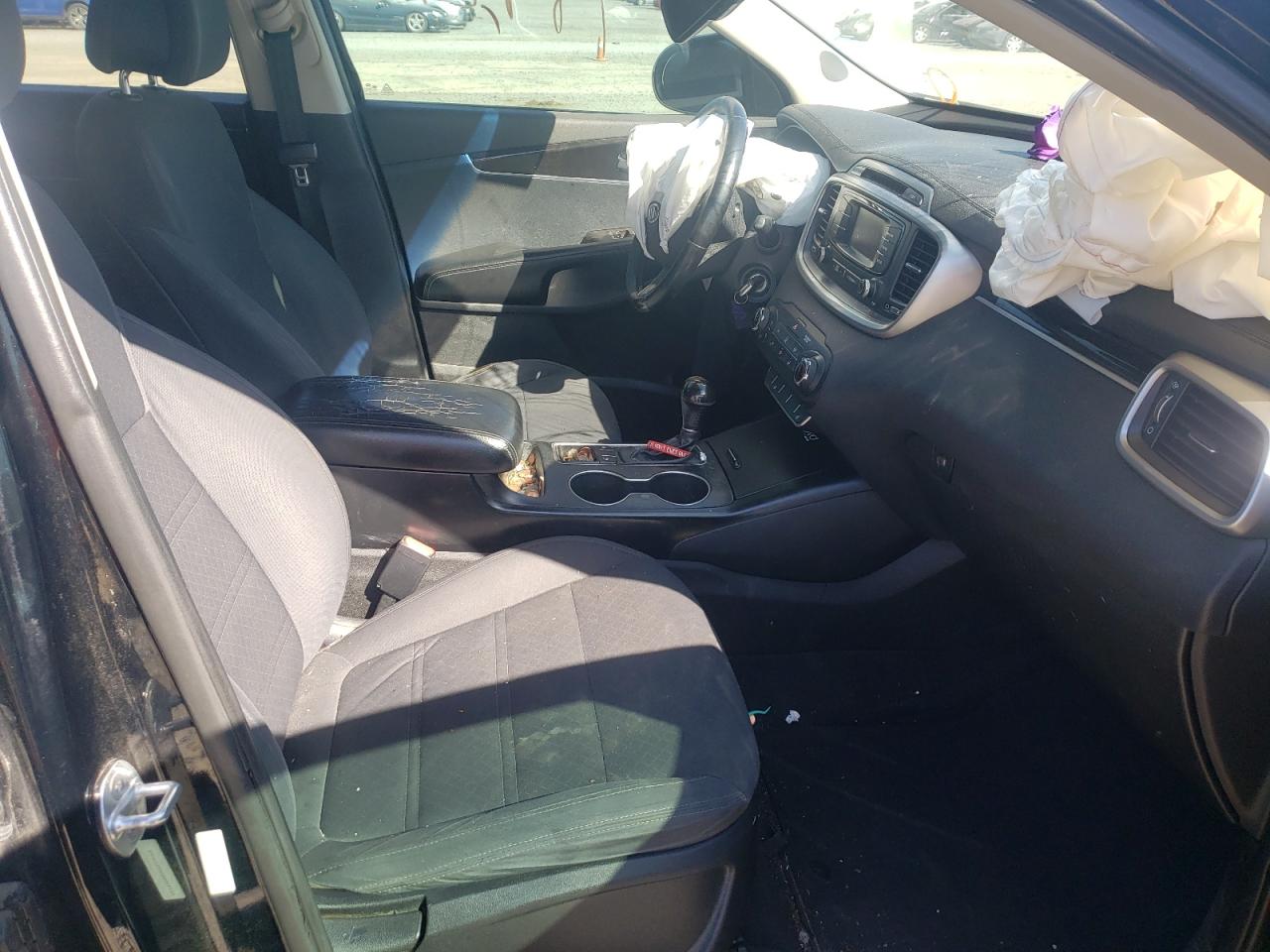 Photo 5 from auction – 2016 KIA SORENTO LX with VIN 5XYPG4A30GG076199