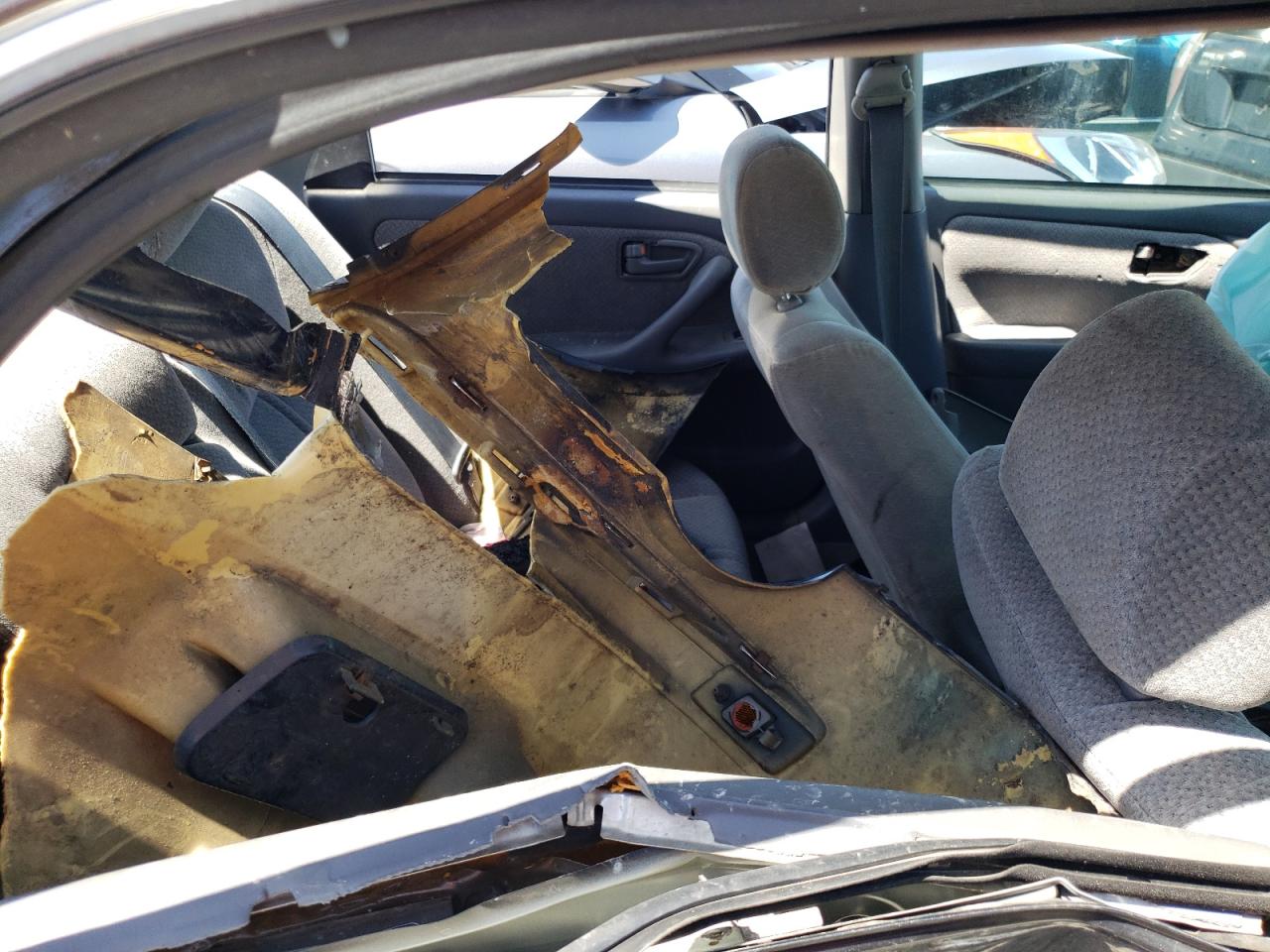 Photo 6 from auction – 2000 TOYOTA CAMRY CE with VIN 4T1BG22K5YU998399