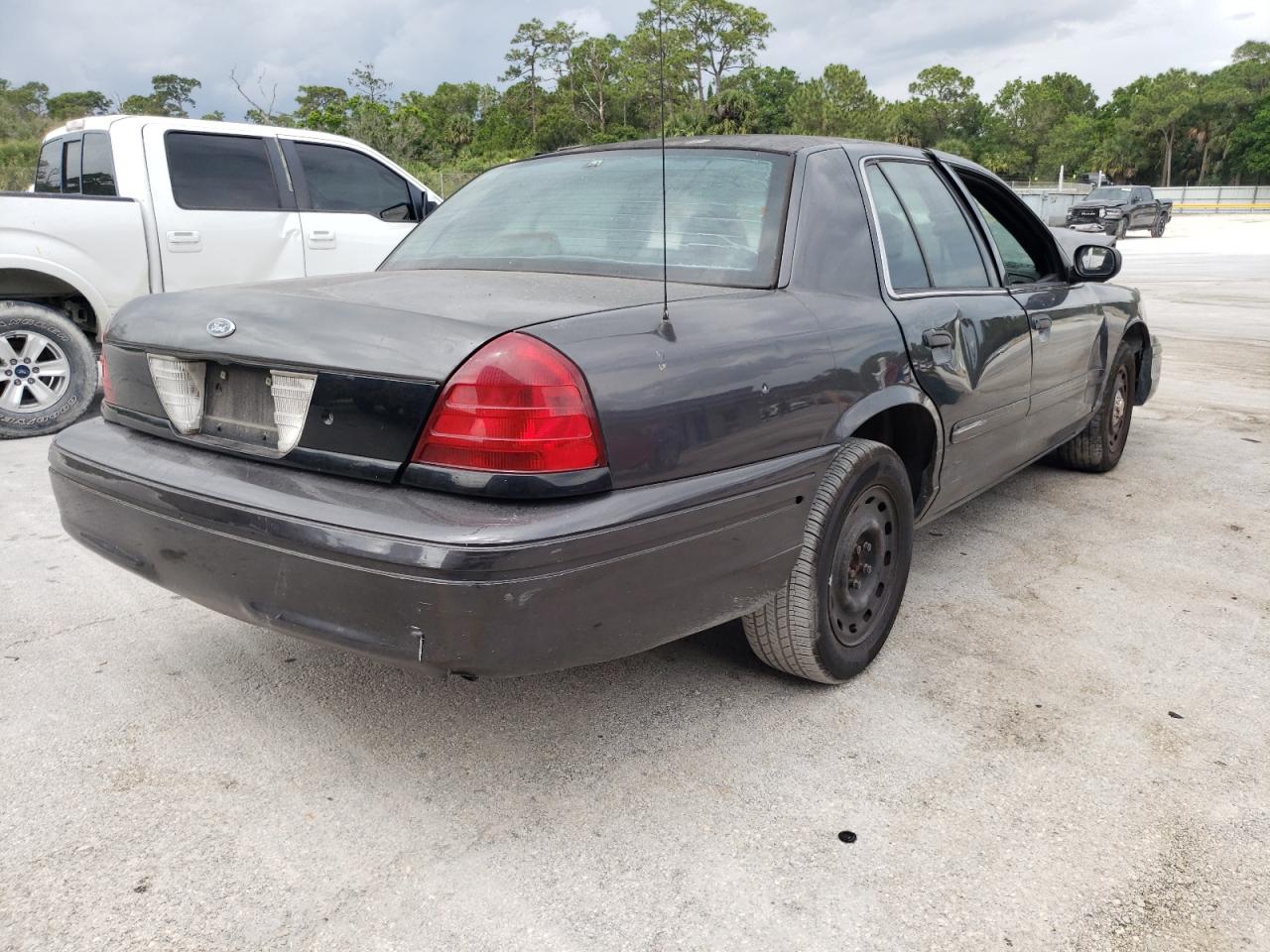 Photo 4 from auction – 2005 FORD CROWN VICT with VIN 2FAFP71W35X167761