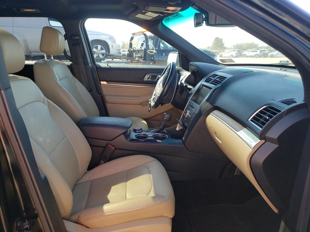Photo 5 from auction – 2016 FORD EXPLORER L with VIN 1FM5K8F80GGA17227