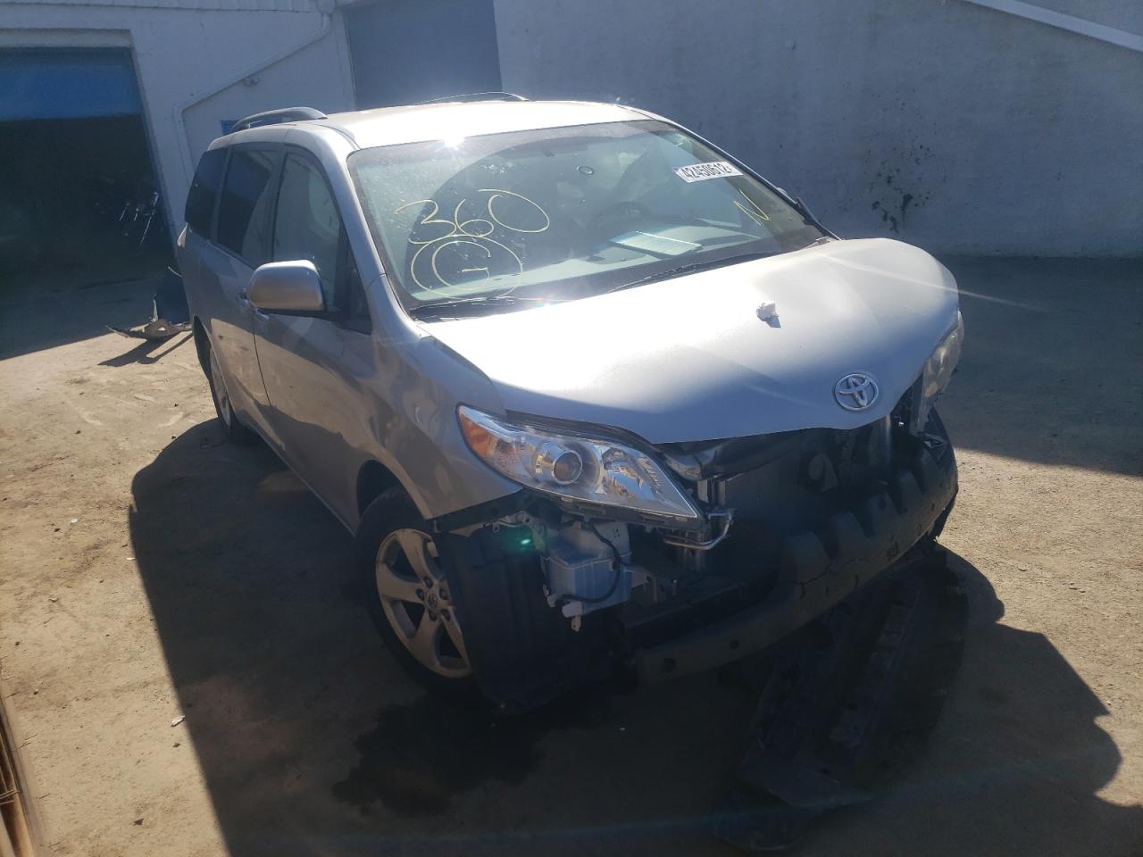 TOYOTA SIENNA LE 2017 with VIN 5TDKZ3DC4HS806744 - Photo from auction