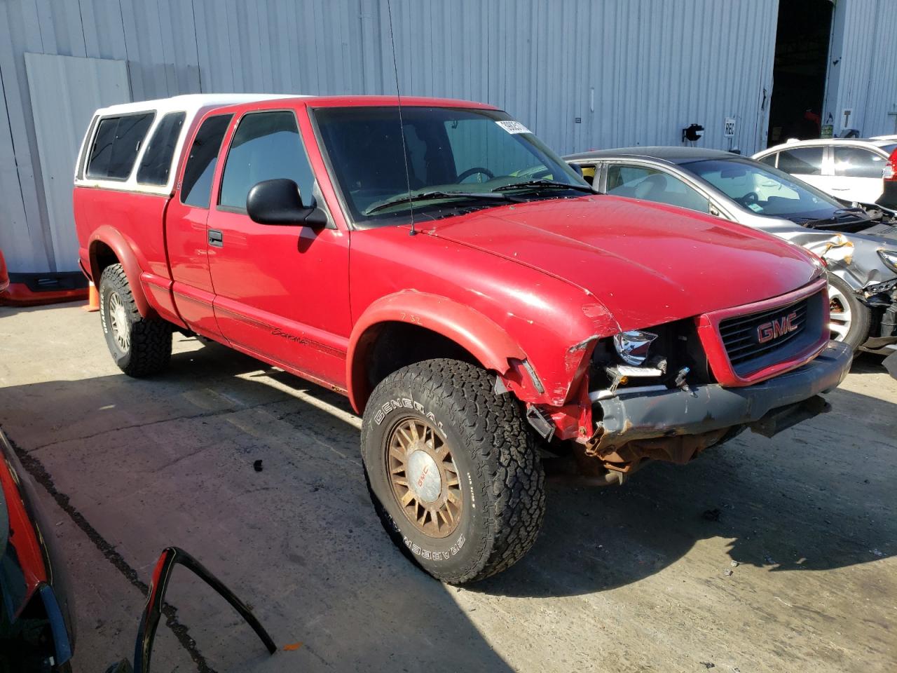 GMC SONOMA 1998 with VIN 1GTCT19W6W8518853 - Photo from auction