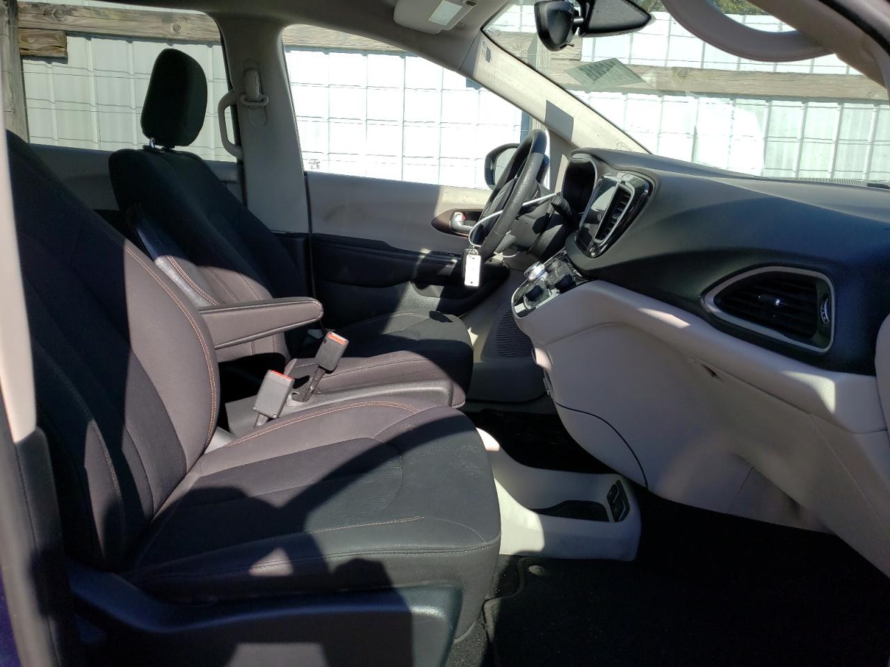 Photo 5 from auction – 2017 CHRYSLER PACIFICA T with VIN 2C4RC1DG7HR676085