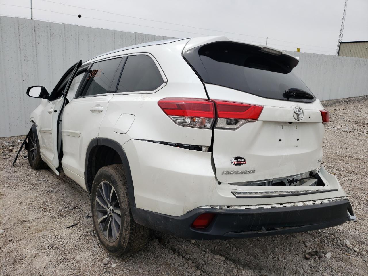 Photo 3 from auction – 2018 TOYOTA HIGHLANDER with VIN 5TDKZRFH6JS269487