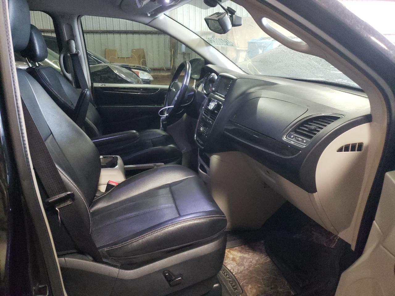 Photo 5 from auction – 2013 CHRYSLER TOWN & COU with VIN 2C4RC1CG4DR778732