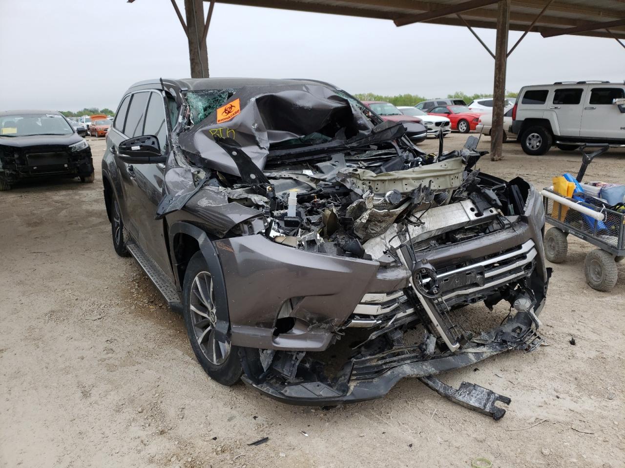TOYOTA HIGHLANDER 2018 with VIN 5TDKZRFH5JS546498 - Photo from auction