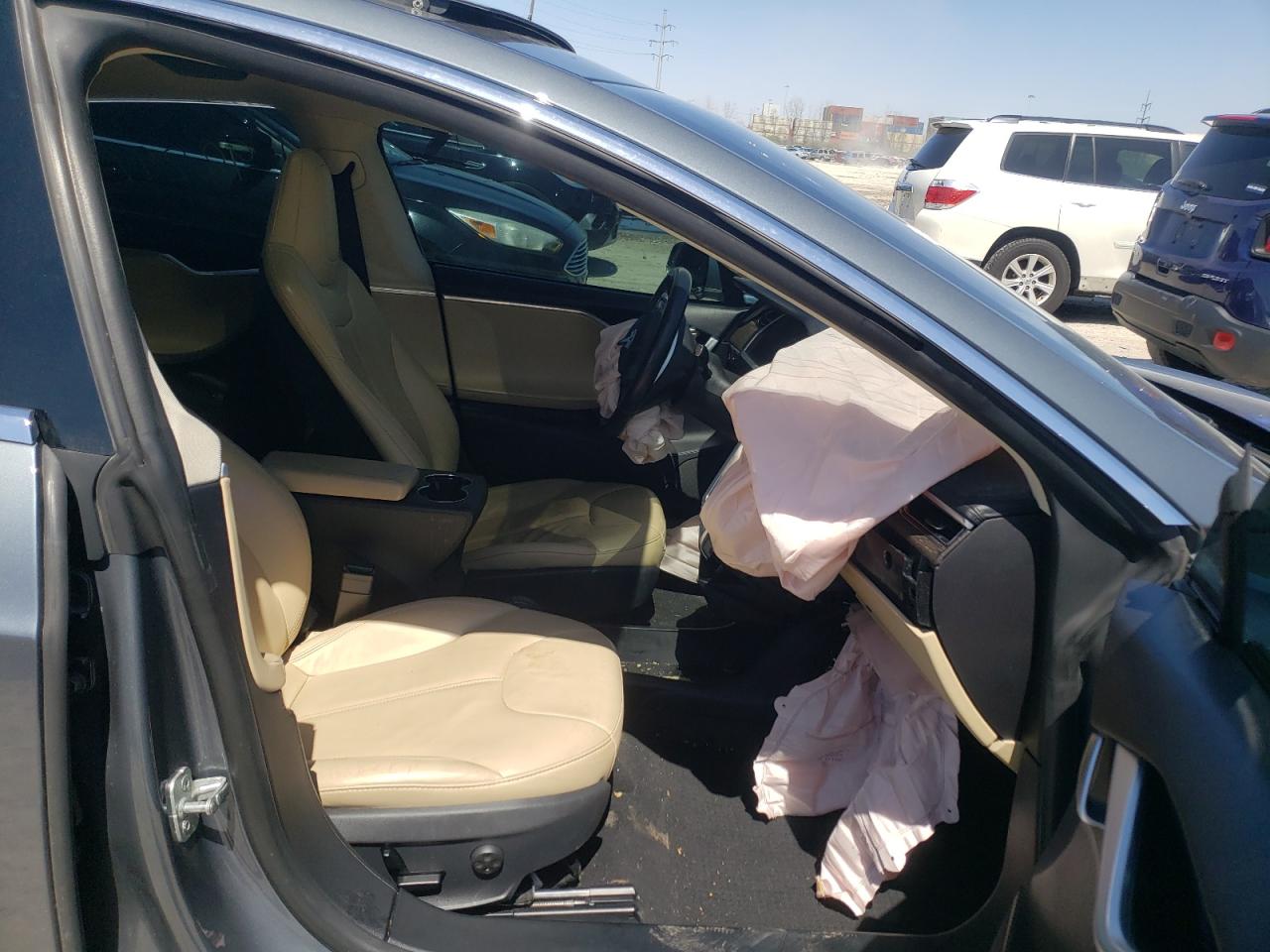 Photo 5 from auction – 2013 TESLA MODEL S with VIN 5YJSA1CN0DFP04399