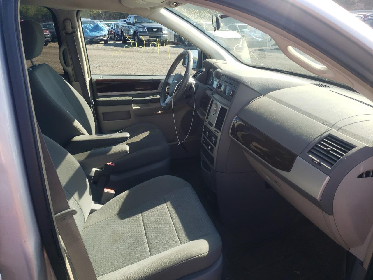 Photo 5 from auction – 2010 CHRYSLER TOWN AND C with VIN 2A4RR5D10AR252555
