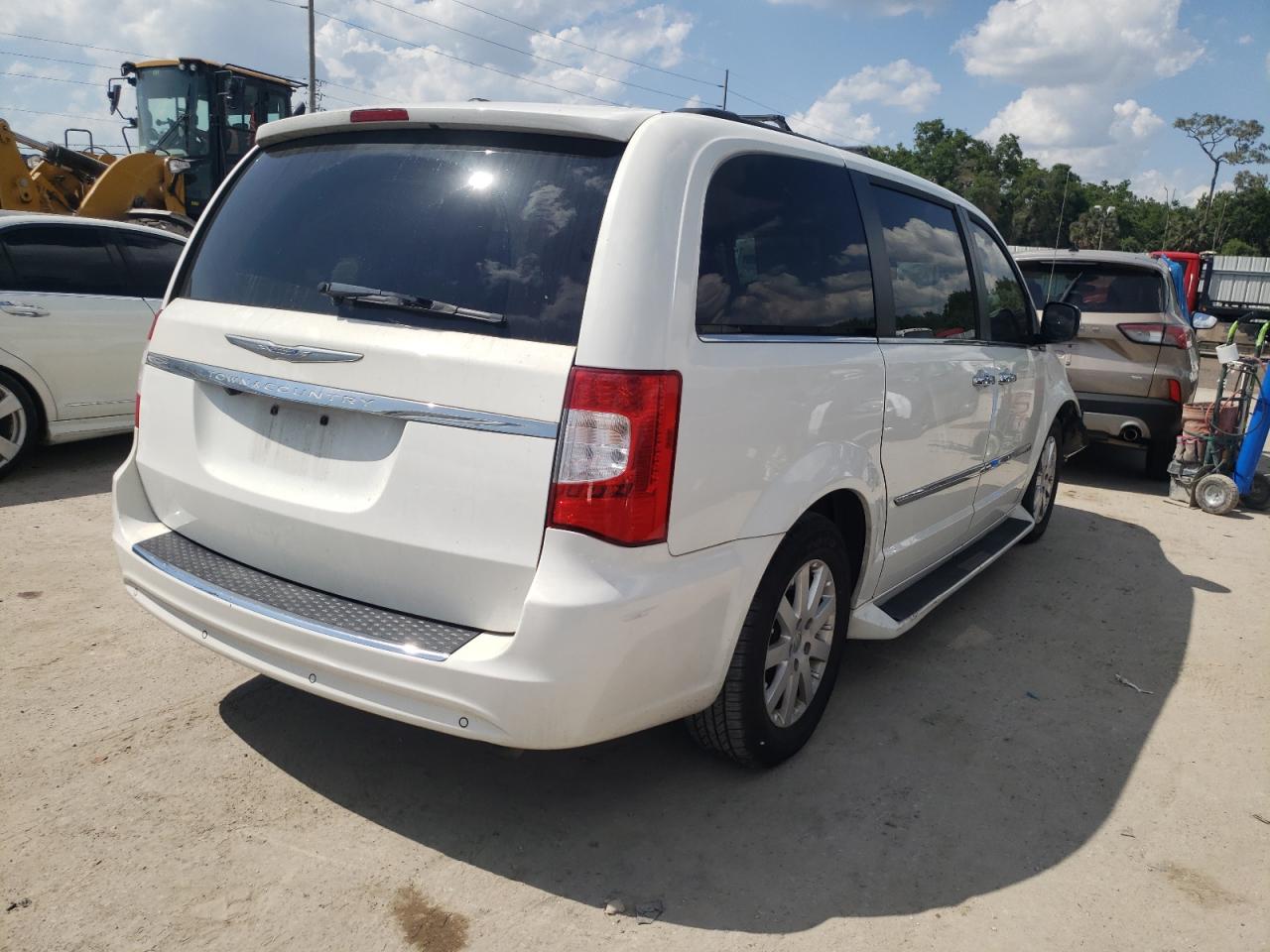Photo 4 from auction – 2012 CHRYSLER TOWN & COU with VIN 2C4RC1CG1CR175624