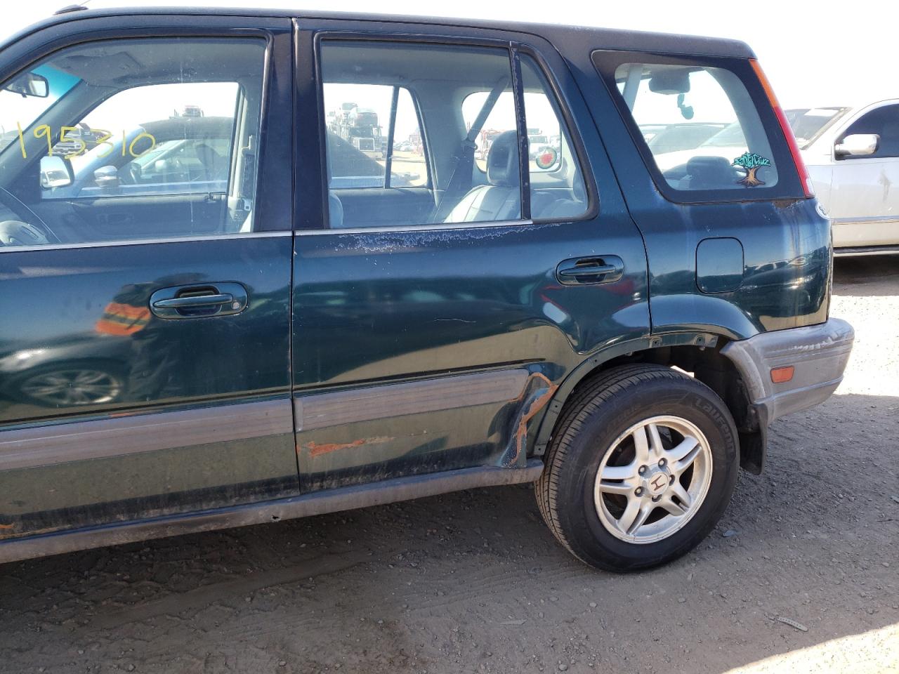Photo 9 from auction – 1998 HONDA CR-V with VIN JHLRD1863WC049701