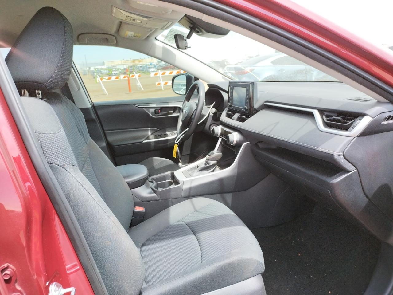 Photo 5 from auction – 2021 TOYOTA RAV4 LE with VIN 2T3H1RFV8MW136451