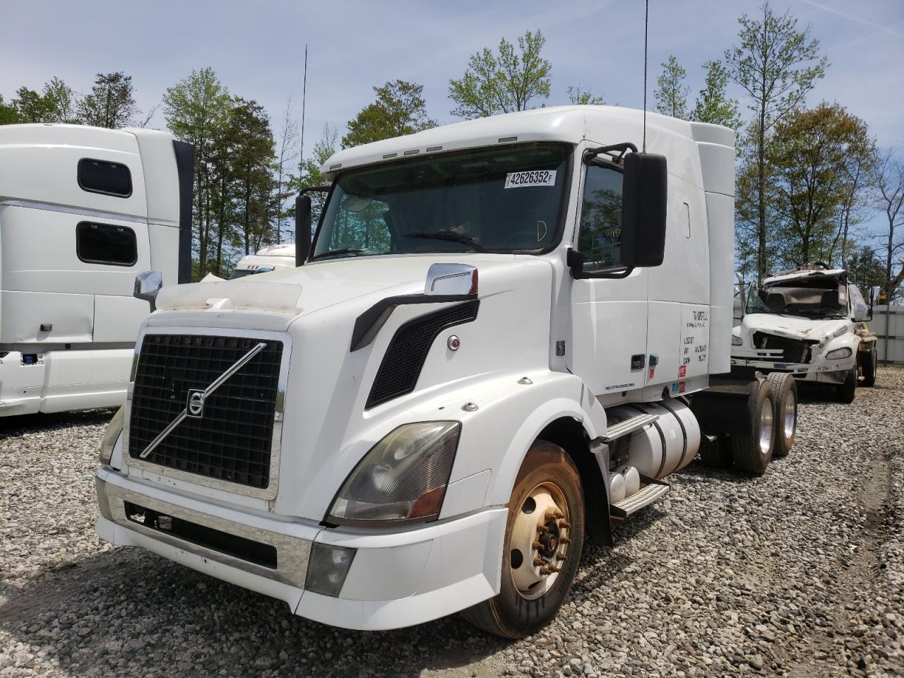 Photo 2 from auction – 2010 VOLVO VN VNL with VIN 4V4NC9EJ6AN282480