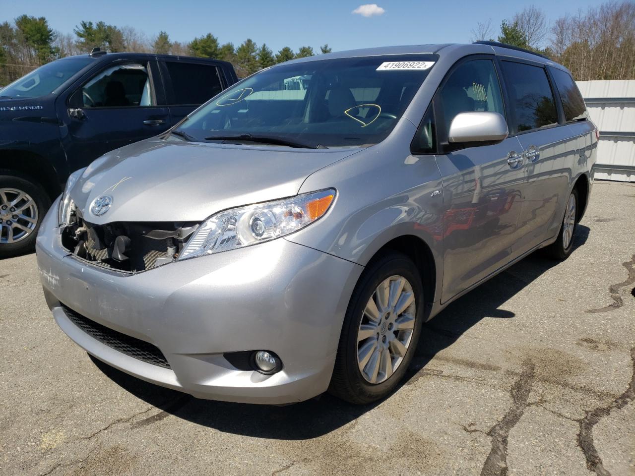 Photo 2 from auction – 2016 TOYOTA SIENNA XLE with VIN 5TDDK3DC5GS131871