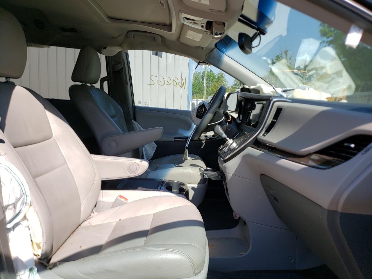 Photo 5 from auction – 2015 TOYOTA SIENNA XLE with VIN 5TDYK3DC3FS543139
