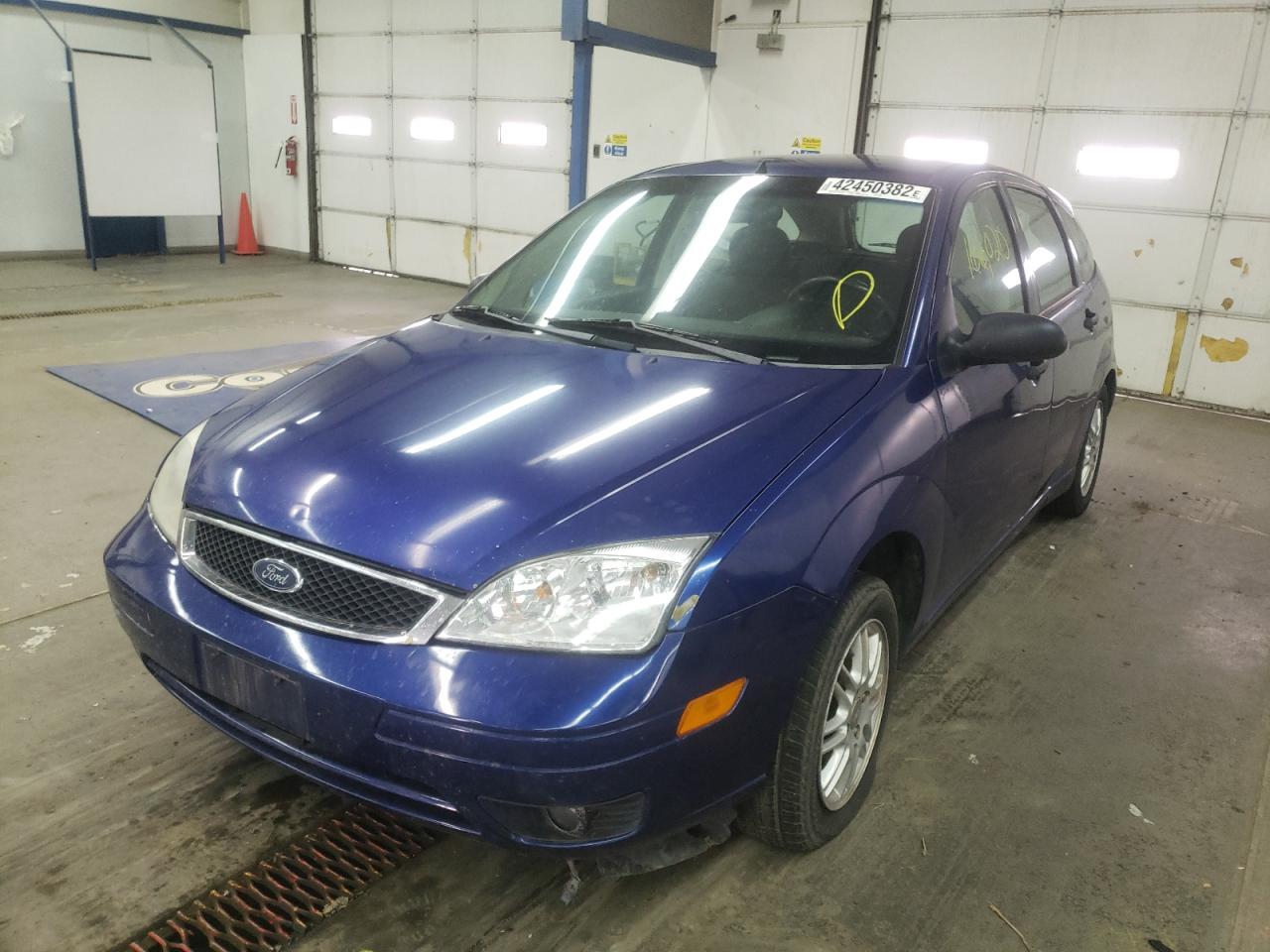 Photo 2 from auction – 2005 FORD FOCUS ZX5 with VIN 3FAFP37N35R138167
