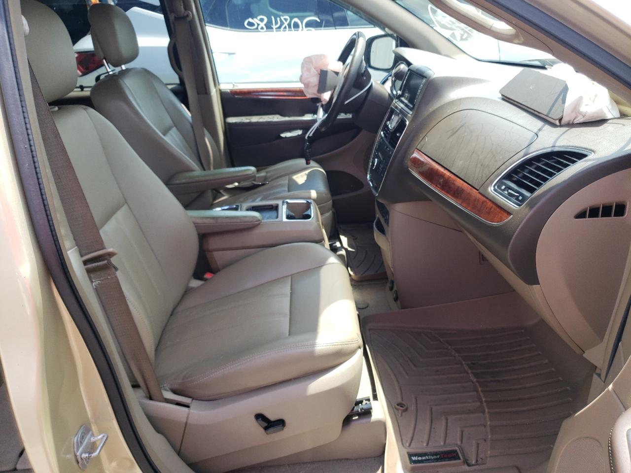 Photo 5 from auction – 2012 CHRYSLER TOWN & COU with VIN 2C4RC1CG7CR136858