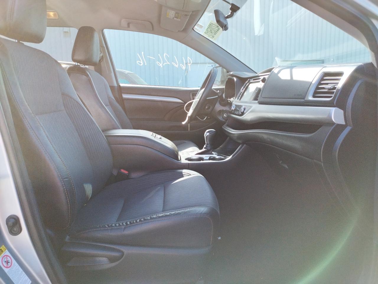 Photo 5 from auction – 2016 TOYOTA HIGHLANDER with VIN 5TDZKRFH4GS178598