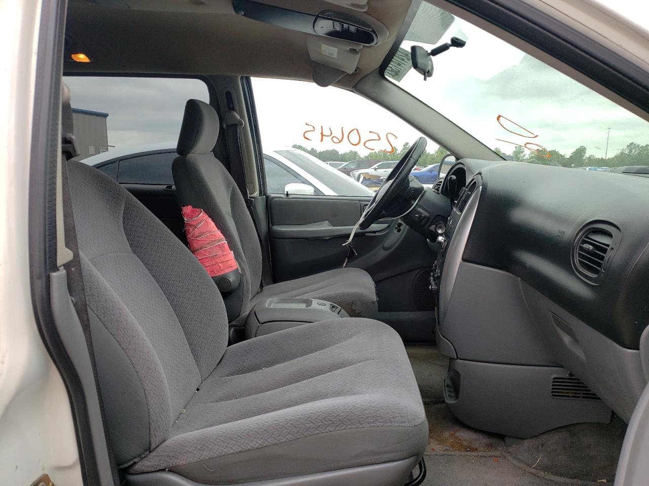 Photo 5 from auction – 2006 CHRYSLER TOWN & COU with VIN 2A8GP54L06R644424