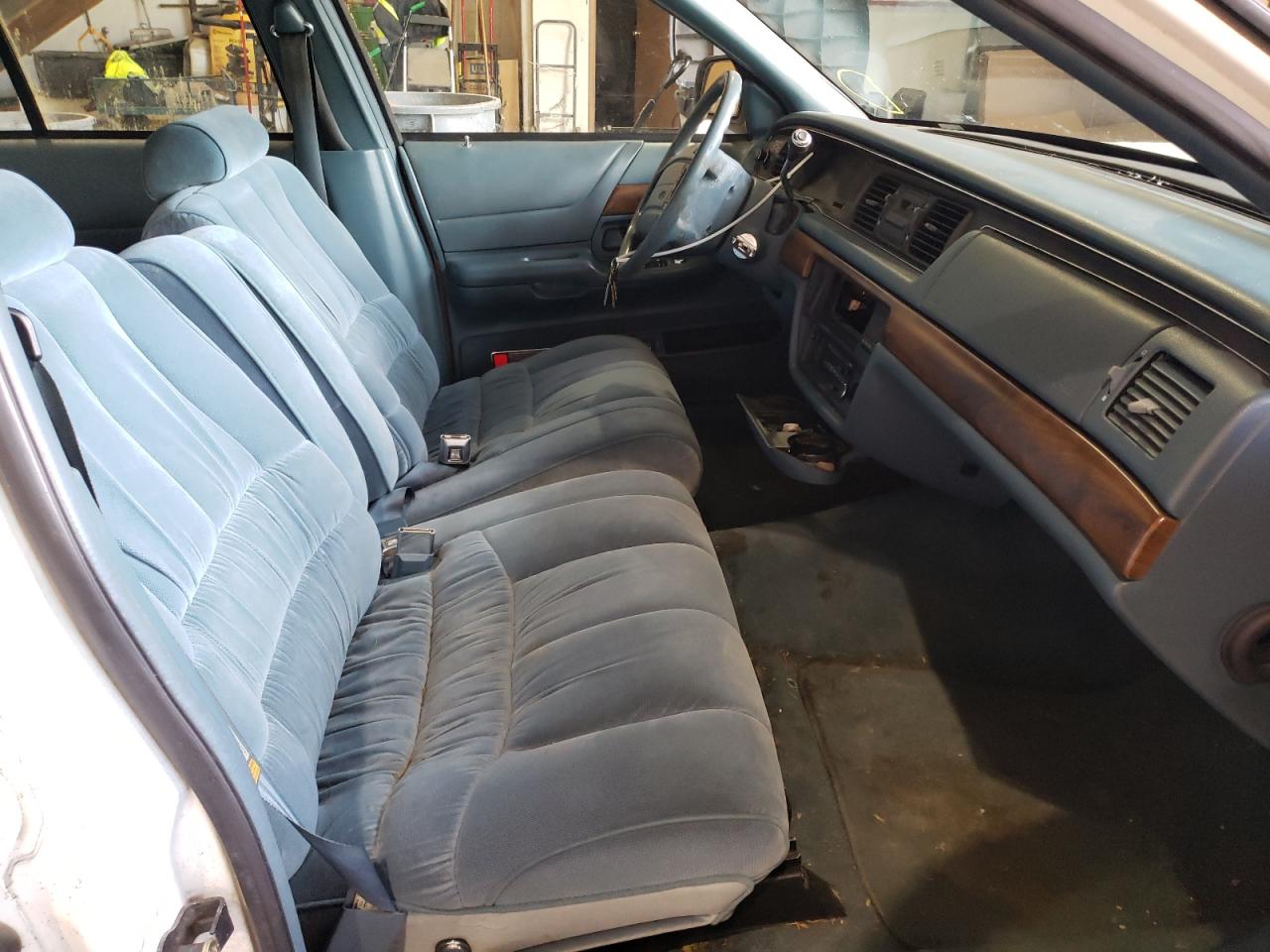 Photo 5 from auction – 1994 FORD CROWN VICT with VIN 2FALP74W9RX209600