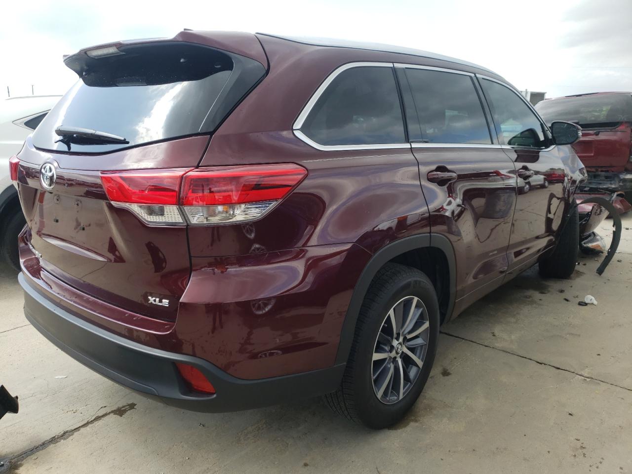 Photo 4 from auction – 2018 TOYOTA HIGHLANDER with VIN 5TDKZRFH4JS239307
