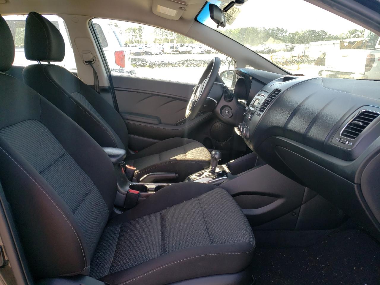 Photo 5 from auction – 2017 KIA FORTE LX with VIN 3KPFK4A79HE128862