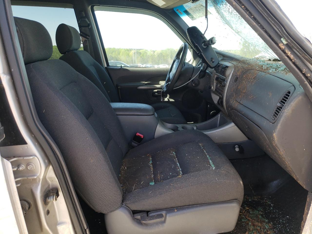 Photo 5 from auction – 2002 FORD EXPLORER S with VIN 1FMZU67E52UC76312