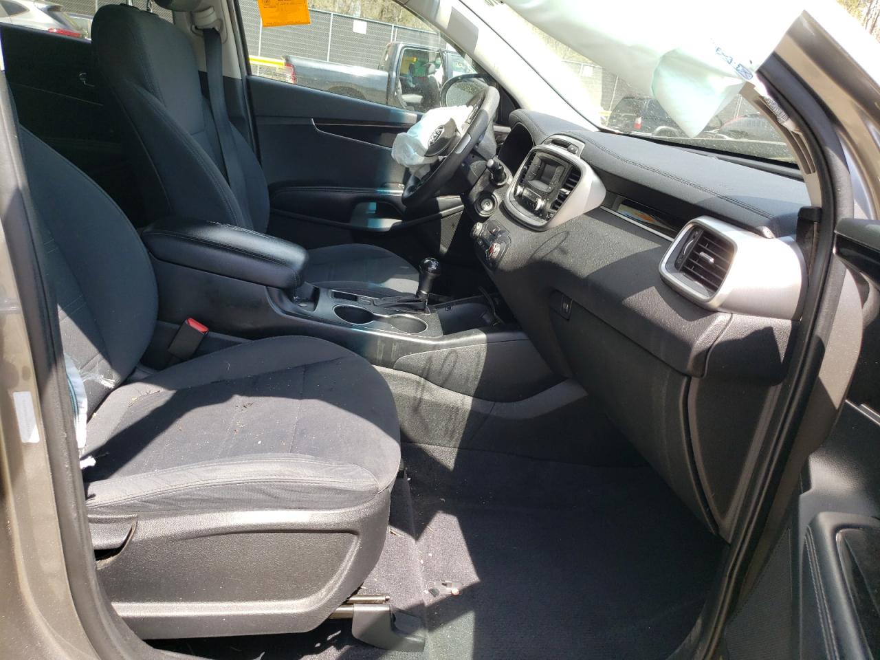 Photo 5 from auction – 2016 KIA SORENTO LX with VIN 5XYPG4A36GG156381