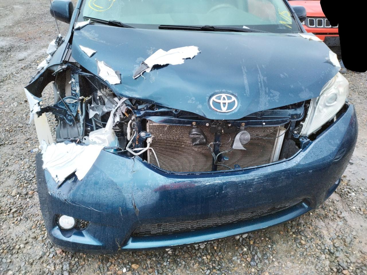 Photo 9 from auction – 2012 TOYOTA SIENNA XLE with VIN 5TDYK3DC1CS274621