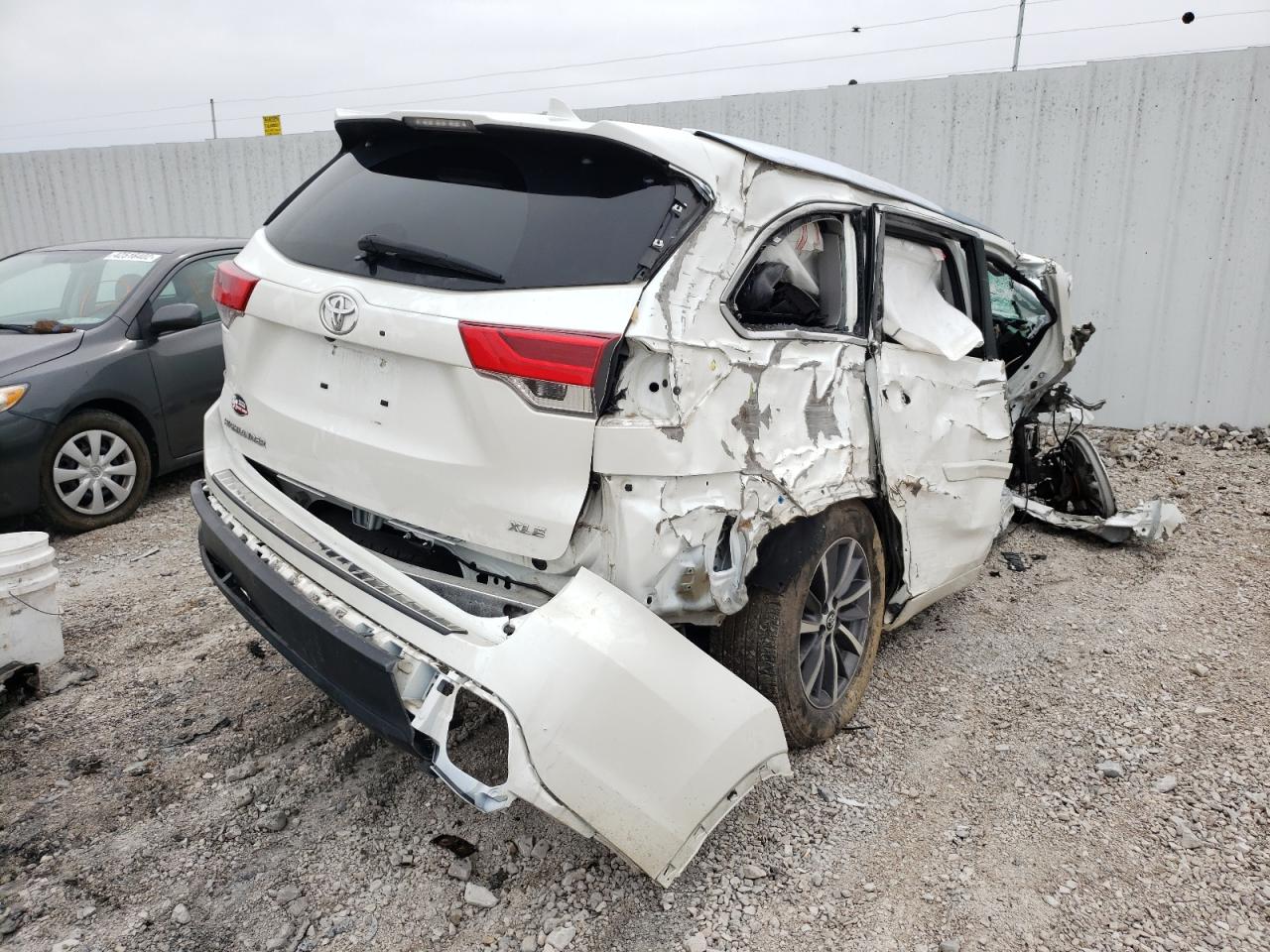 Photo 4 from auction – 2018 TOYOTA HIGHLANDER with VIN 5TDKZRFH6JS269487