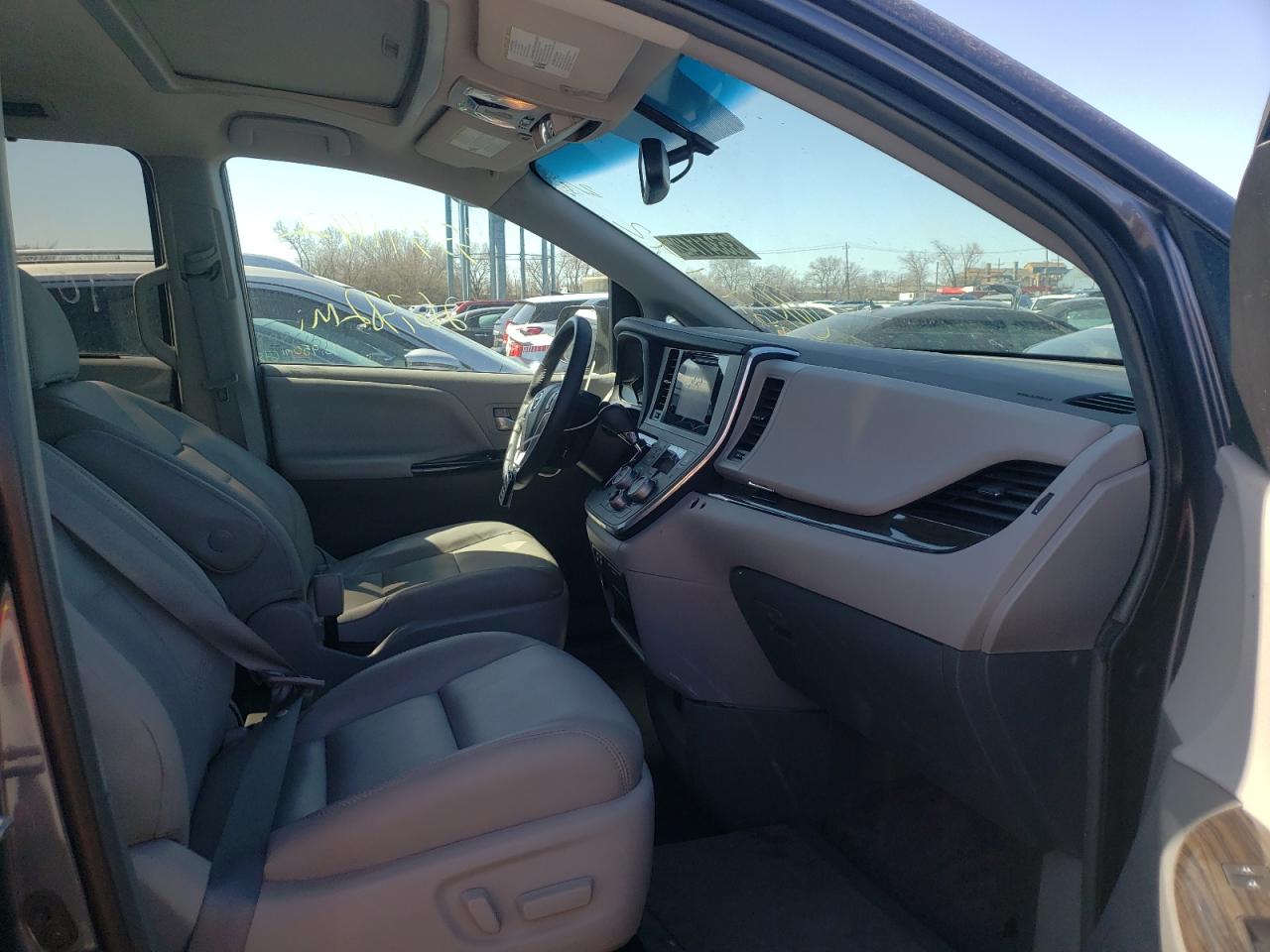 Photo 5 from auction – 2017 TOYOTA SIENNA XLE with VIN 5TDYZ3DC0HS868412