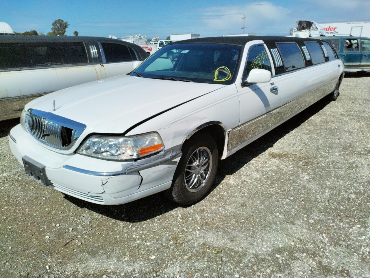 Photo 2 from auction – 2000 LINCOLN TOWN CAR E with VIN 1L1FM81W0YY825594