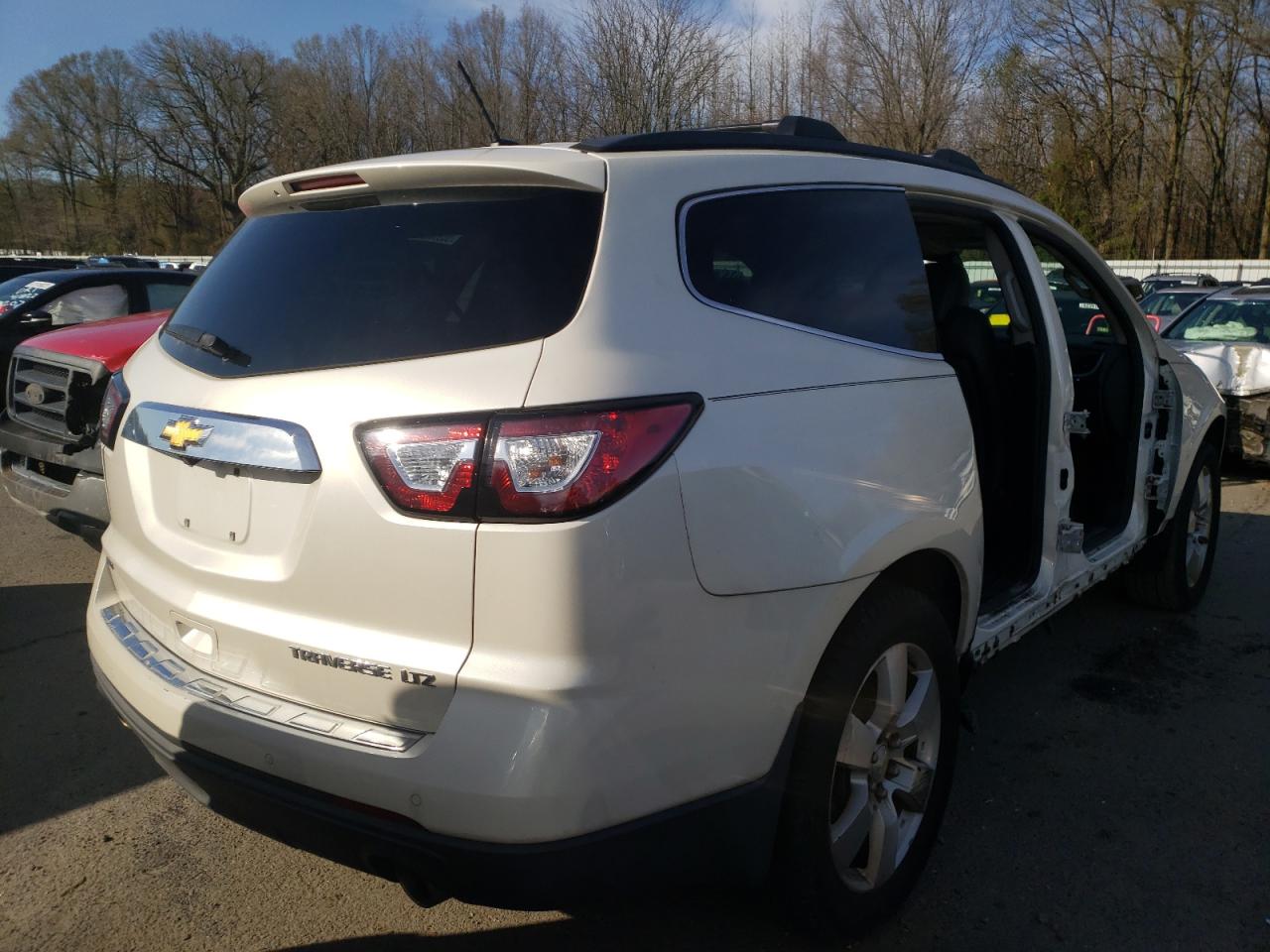 Photo 4 from auction – 2014 CHEVROLET TRAVERSE L with VIN 1GNKVJKD6EJ330055