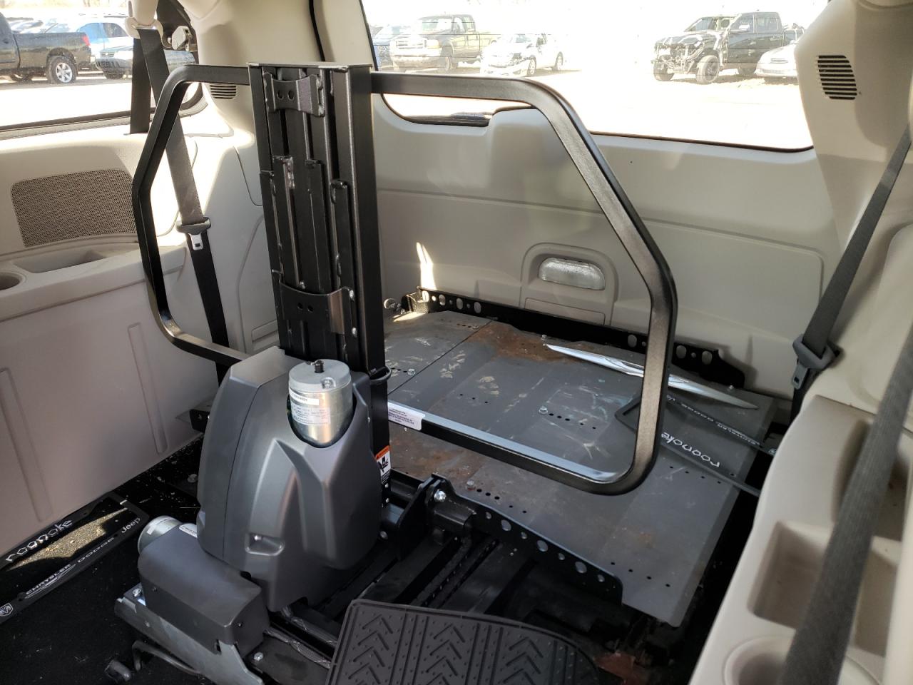 Photo 9 from auction – 2011 CHRYSLER TOWN & COU with VIN 2A4RR5DG6BR633462
