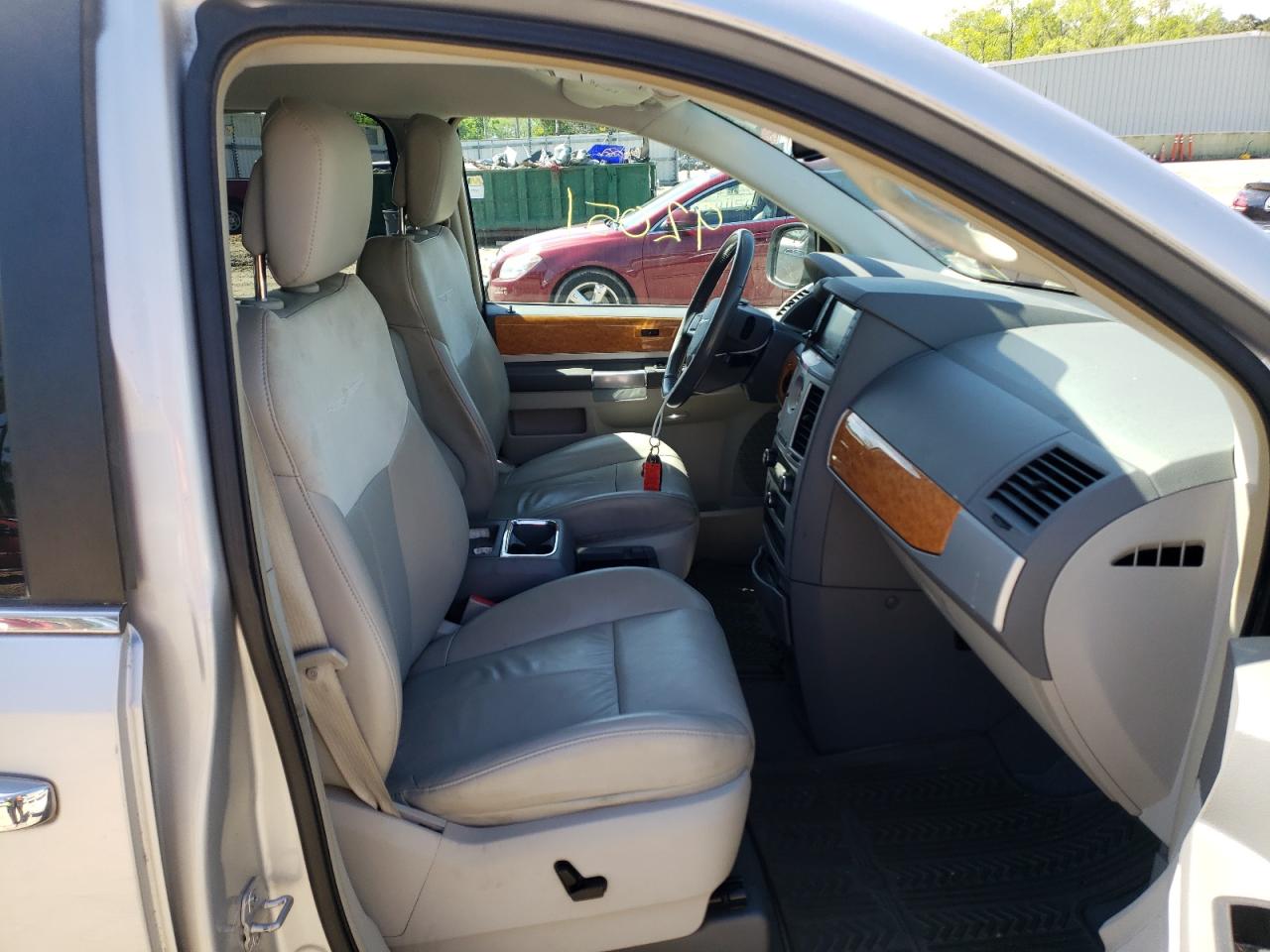 Photo 5 from auction – 2010 CHRYSLER TOWN & COU with VIN 2A4RR7DX3AR321867