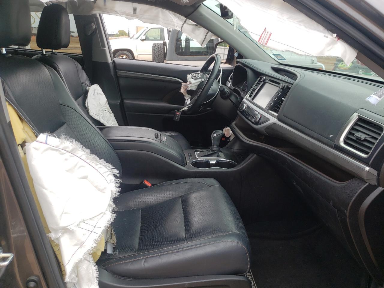 Photo 5 from auction – 2018 TOYOTA HIGHLANDER with VIN 5TDYZRFH4JS279767