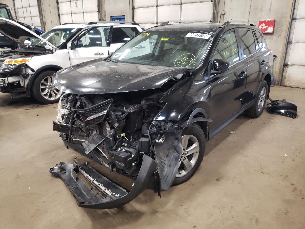 Photo 2 from auction – 2015 TOYOTA RAV4 XLE with VIN 2T3RFREV5FW276063