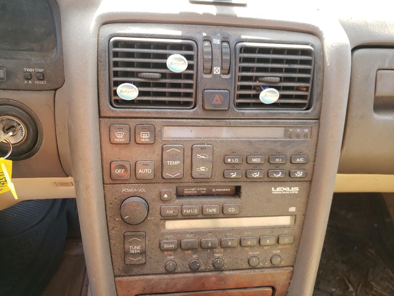 Photo 9 from auction – 1992 LEXUS LS 400 with VIN JT8UF11EXN0142331