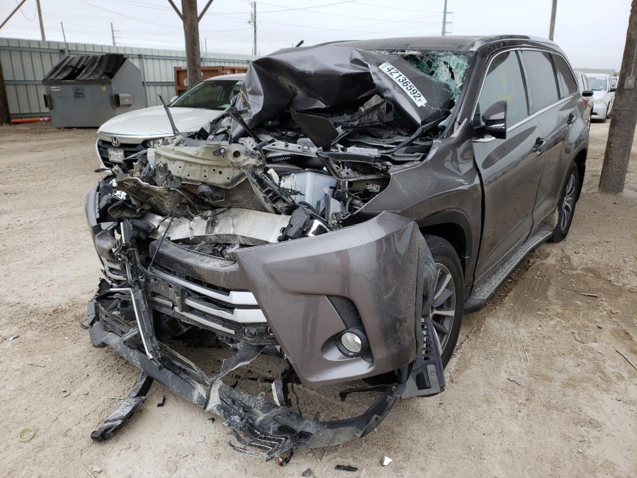 Photo 2 from auction – 2018 TOYOTA HIGHLANDER with VIN 5TDKZRFH5JS546498