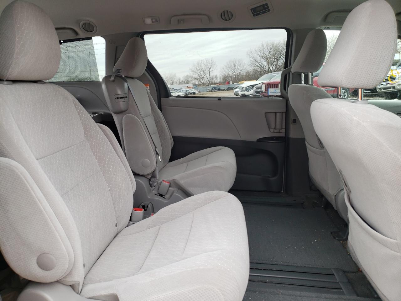 Photo 6 from auction – 2017 TOYOTA SIENNA LE with VIN 5TDKZ3DC8HS894956
