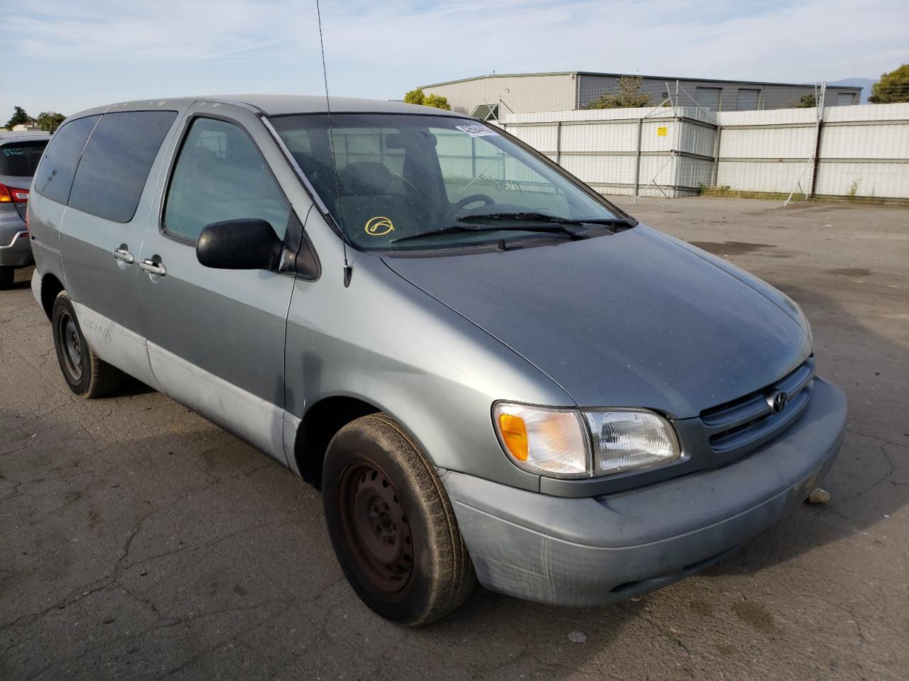 TOYOTA SIENNA CE 2000 with VIN 4T3ZF19CXYU283622 - Photo from auction