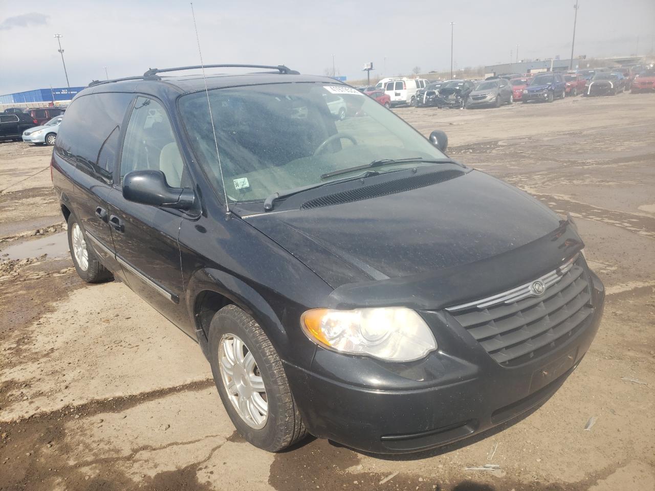 CHRYSLER TOWN & COU 2005 with VIN 2C4GP54L15R567374 - Photo from auction