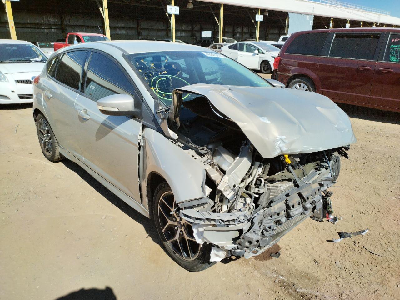 FORD FOCUS SE 2015 مع رقم تعريف المركبة 1FADP3K25FL231826 - صورة من المزاد