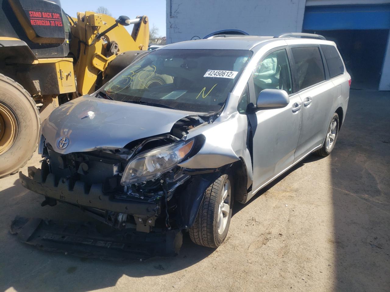 Photo 2 from auction – 2017 TOYOTA SIENNA LE with VIN 5TDKZ3DC4HS806744