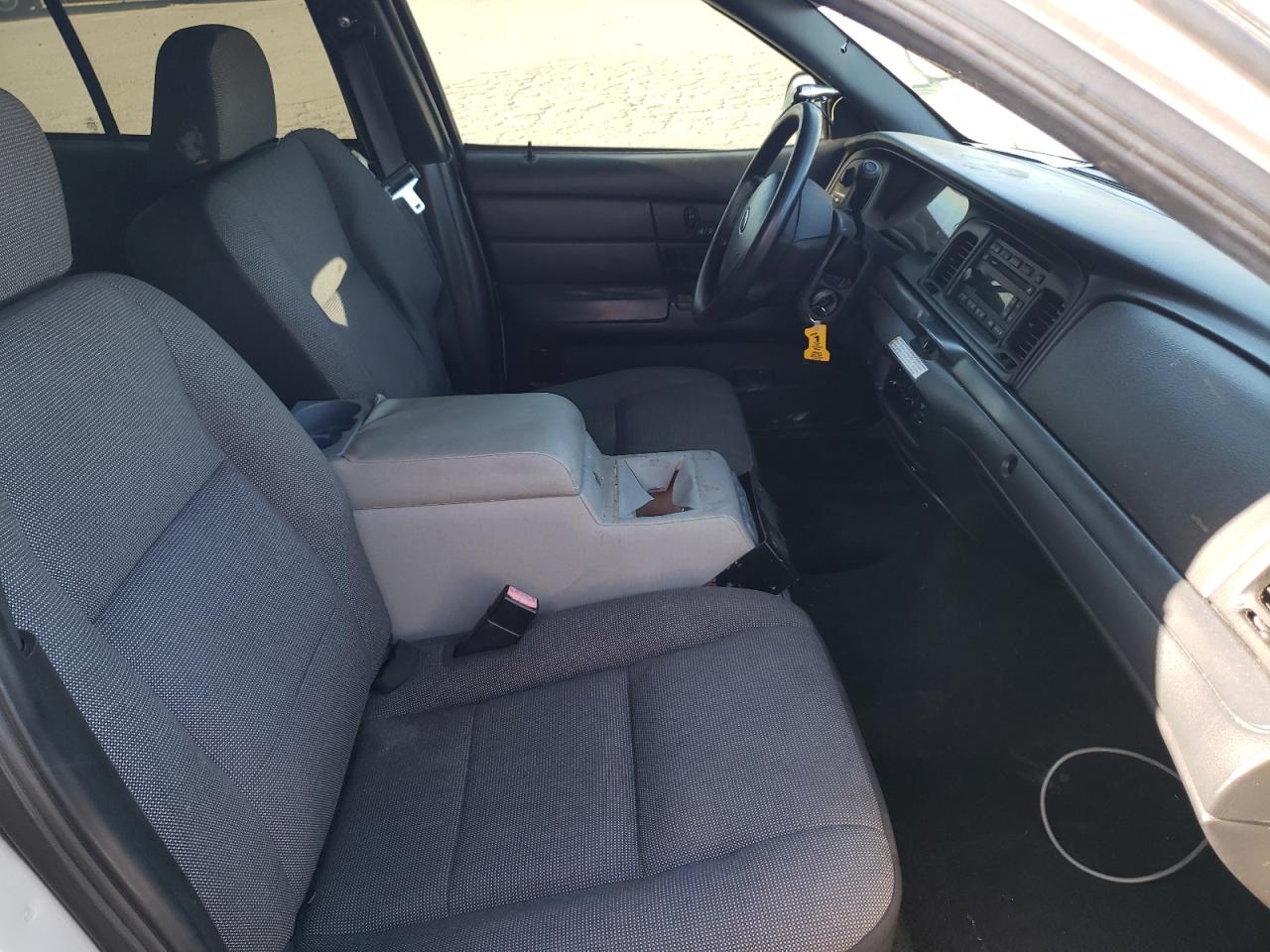 Photo 5 from auction – 2007 FORD CROWN VICT with VIN 2FAHP71W77X147573