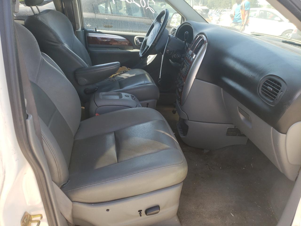 Photo 5 from auction – 2005 CHRYSLER TOWN & COU with VIN 2C8GP64L65R512620