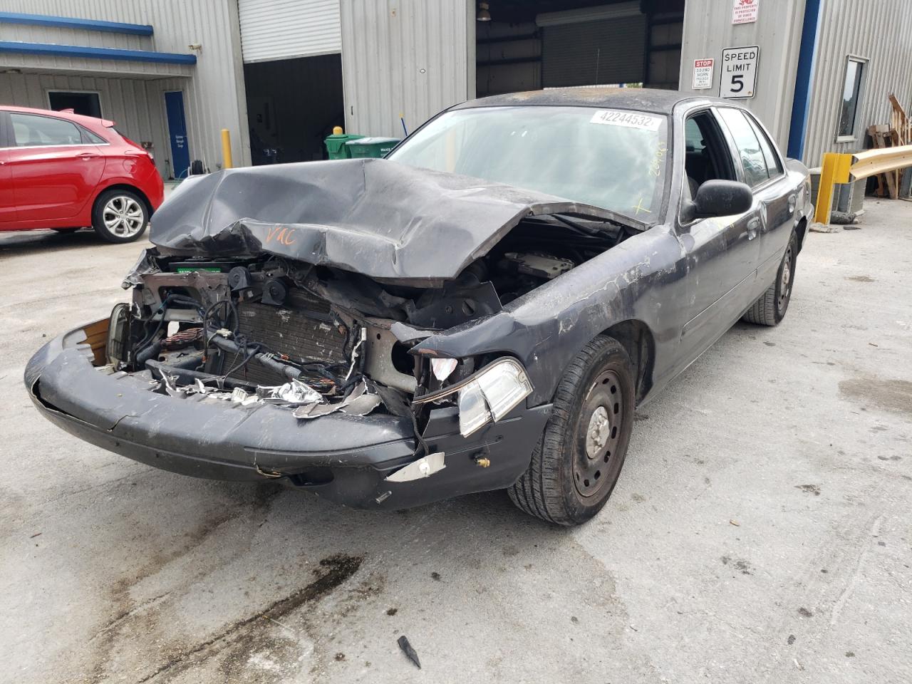 Photo 2 from auction – 2005 FORD CROWN VICT with VIN 2FAFP71W35X167761