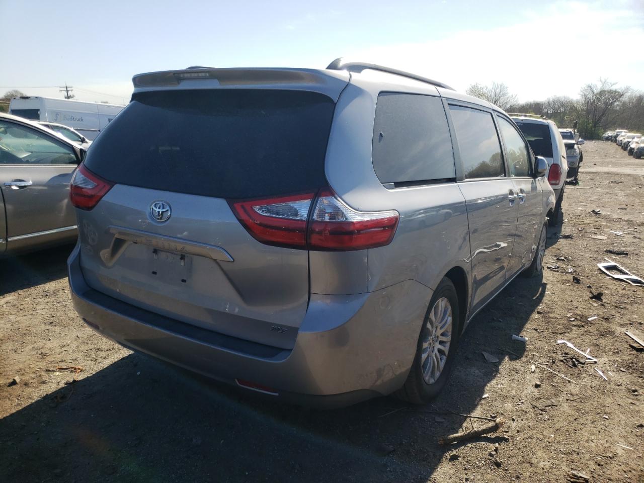 Photo 4 from auction – 2017 TOYOTA SIENNA XLE with VIN 5TDYZ3DC8HS826277